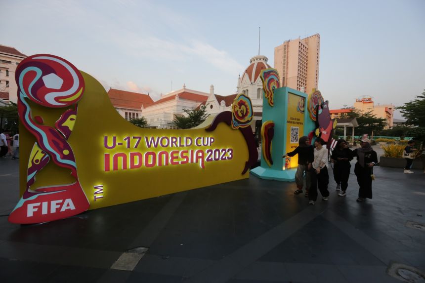 Dekorasi bertema Piala Dunia U-17 yang terpasang di Balai Pemuda Surabaya | dok/foto: Kominfo Surabaya