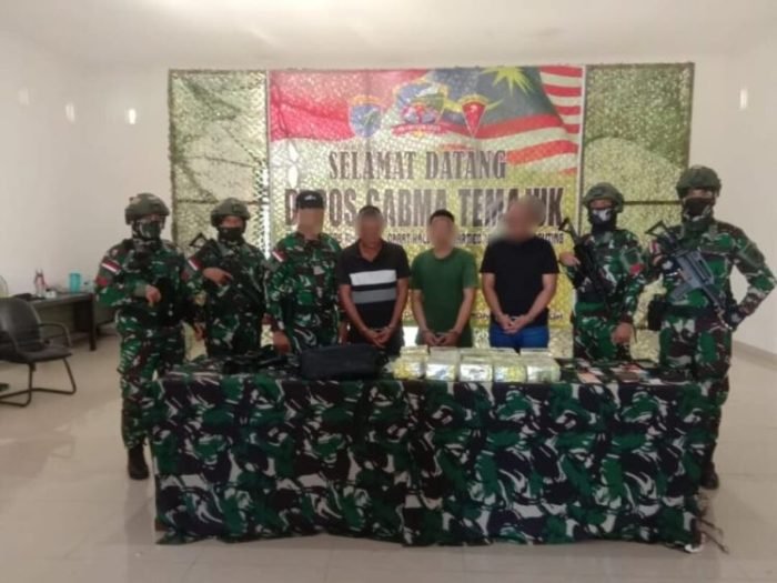 Pelaku beserta barang bukti narkotika saat diamankan Satgas Pamtas RI-Malaysia Yonarmed 16/Tumbak Kaputing | source: Dispenad