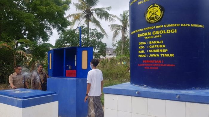 Bagian ESDA Pemkab Sumenep mengecek pengeboran dan bangunan pompa air di Desa Beraji, Kecamatan Gapura | source: Kementerian ESDM
