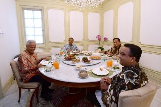 Presiden Joko Widodo santap siang bersama tiga calon presiden di Istana Merdeka, Jakarta, Senin, 30 Oktober 2023 | dok/foto: BPMI Setpres