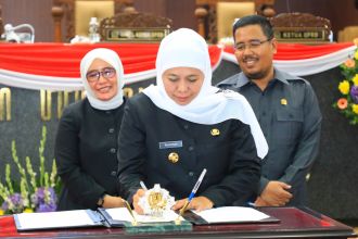 Gubernur Jawa Timur, Khofifah Indar Parawansa dalam Rapat Paripurna di Gedung DPRD Jatim, Rabu (15/11/2023) | dok/foto: Humas Jatim