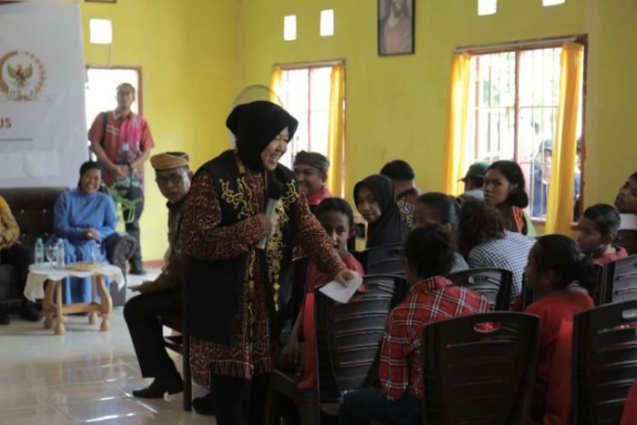 Menteri Sosial Tri Rismaharini saat memberikan motivasi kepada anak-anak Pekerja Migran Indonesia (PMI) di Nunukan, Kalimantan Utara, Jumat (3/11/2023) | dok/foto: Humas Kemensos
