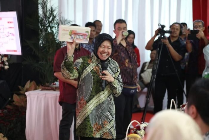 Menteri Sosial Tri Rismaharini saat menghadiri Peringatan HUT ke-1 Program PENA di Kaza City Mall Surabaya, Sabtu (11/11/2023) | dok/foto: Humas Kemensos