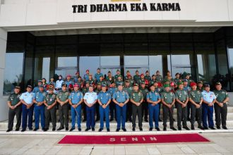 Foto bersama Panglima TNI Laksamana TNI Yudo Margono, di Mabes TNI, Jakarta Timur, Senin (13/11/2023) | dok/foto: Dispen Kormar