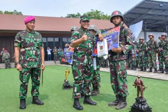 Kasal Laksamana TNI Muhammad Ali, menyerahkan penghargaan kepada Tim Binsat yang berhasil meraih juara | dok/foto: Dispen Kormar