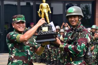 Kasal Laksamana TNI Muhammad Ali memberikan apresiasi kepada tim yang berhasil meraih juara | dok/foto: Dispenal