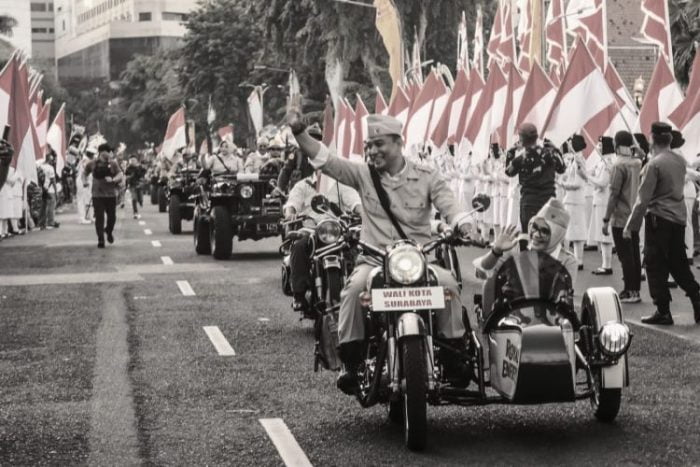 Wali Kota Eri Cahyadi bersama Ketua TP PKk Rini Indriyani mengendarai motor klasik dalam Parade Surabaya Juang 2023 | dok/foto: Pemkot Surabaya