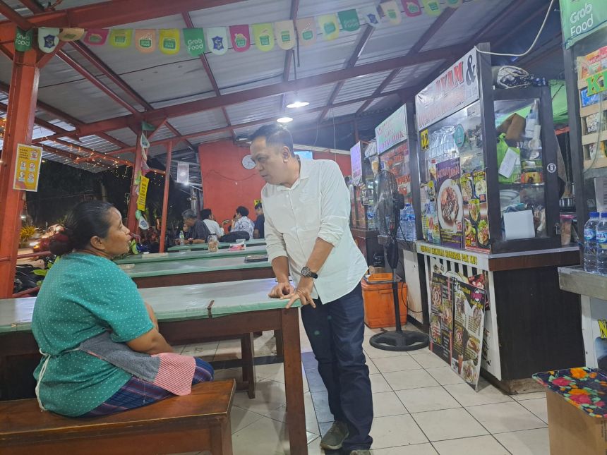 Wakil Ketua Komisi B DPRD Surabaya, Anas Karno saat mendengar aspirasi pedagang di SWK Taman Prestasi Ketabang, Selasa (7/11/2023) malam | dok/foto: Istimewa