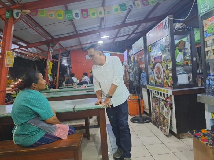 Wakil Ketua Komisi B DPRD Surabaya, Anas Karno saat mendengar aspirasi pedagang di SWK Taman Prestasi Ketabang, Selasa (7/11/2023) malam | dok/foto: Istimewa