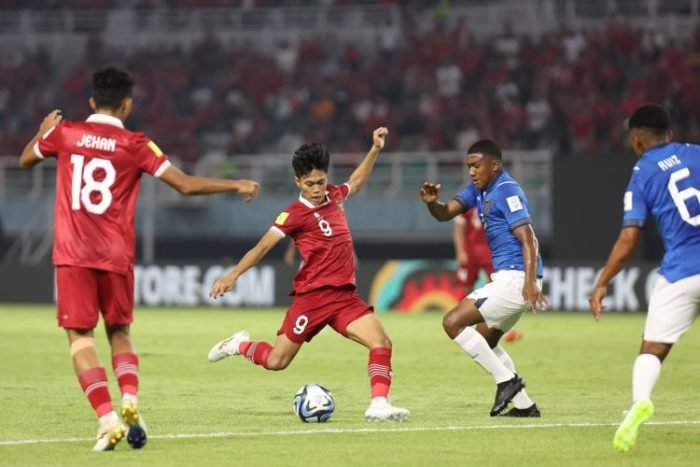 Garuda Muda Indonesia U-17 saat bertanding melawan Timnas Ekuador di Stadion GBT, Jumat (11/10/2023) | dok/foto: PSSI