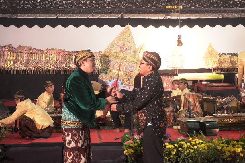 Pagelaran wayang kulit yang berlangsung di Kantor Bakorwil Madiun, Jawa Timur, Sabtu (11/11/2012) malam | dok/foto: Kominfo Jatim
