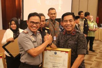 Kepala Kantor Wilayah Kemenkumham Provinsi Banten, Dodot Adikoeswanto (kiri) saat menerima penghargaan dari BNNP Banten | dok/foto: Istimewa