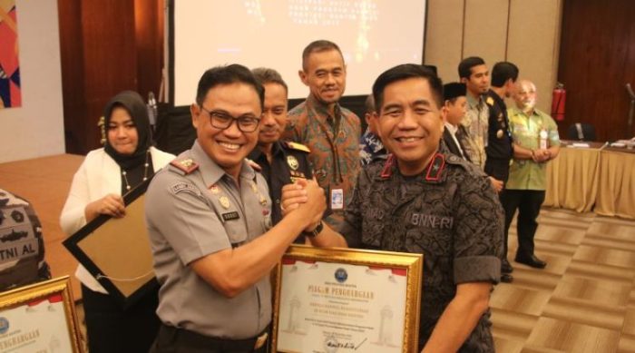 Kepala Kantor Wilayah Kemenkumham Provinsi Banten, Dodot Adikoeswanto (kiri) saat menerima penghargaan dari BNNP Banten | dok/foto: Istimewa