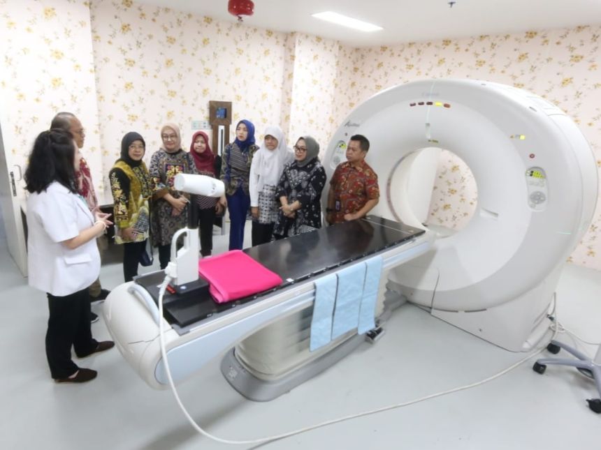 DPRD Kota Surabaya saat meninjau layanan Oncology Center di RSUD dr M Soewandhie | dok/foto: Istimewa