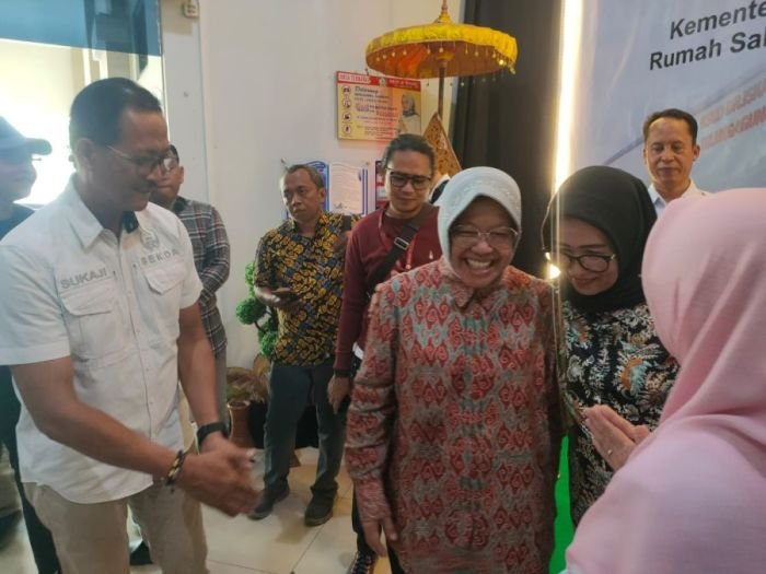 Menteri Sosial Tri Rismaharini saat meninjau pengobatan penderita katarak di RSUD dr Iskak Tulungagung, Rabu (22/11/2023) | dok/foto: Dimas AP/Bicaraindonesia.id