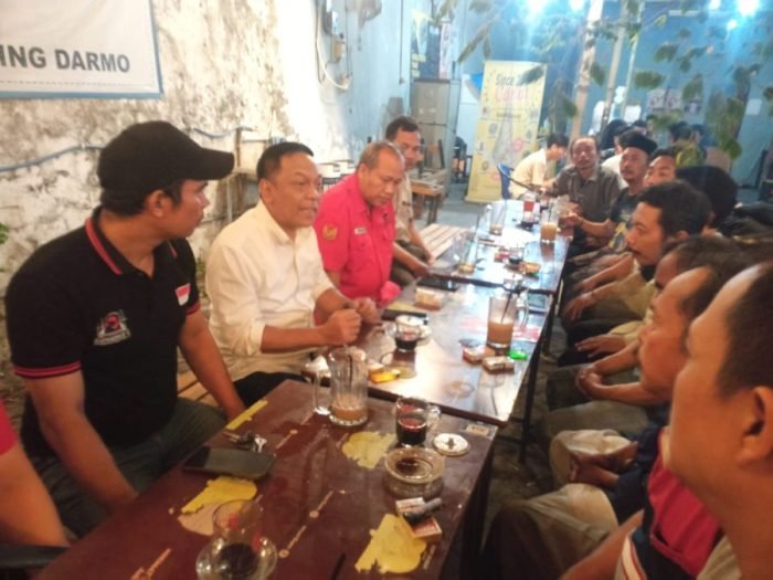 Legislator Fraksi PDIP Surabaya Anas Karno (kemeja putih), saat bertemu Paguyuban PKL Tenggilis Mejoyo, Rabu (22/11/2023) malam | dok/foto: Istimewa