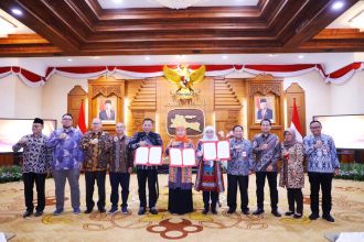 Penandatanganan kesepakatan bersama penerimaan dan pengelolaan Participating Interest (PI) di Gedung Negara Grahadi, Surabaya Rabu (22/11/2023) | dok/foto: Istimewa