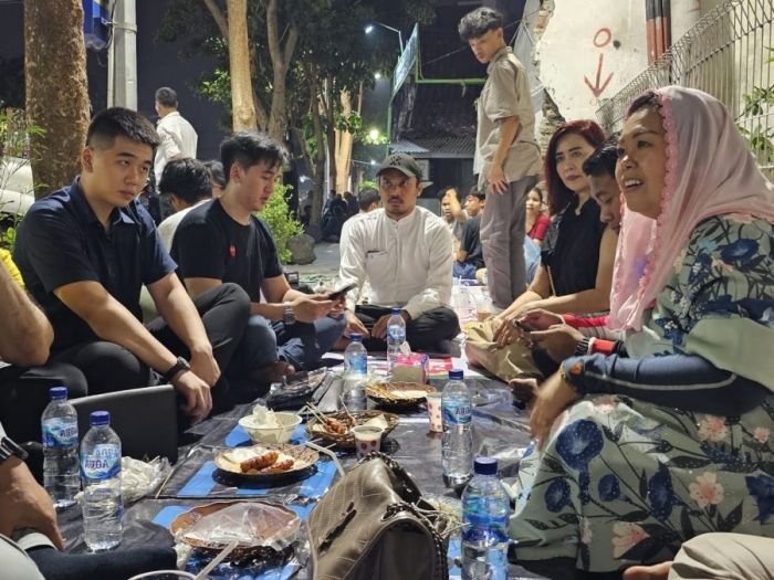 Yenny Wahid saat berbincang santai bersama kalangan milenial di kawasan Simpang Dukuh Surabaya, Jumat (24/11/2023) malam | dok/foto: Istimewa