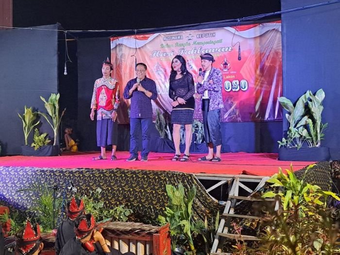 Dua dari kiri: Anggota DPRD Surabaya Anas Karno, saat hadir dalam pementasan Ludruk di Rusun Keputih Surabaya, Jumat (24/11/2023) malam | dok/foto: Istimewa