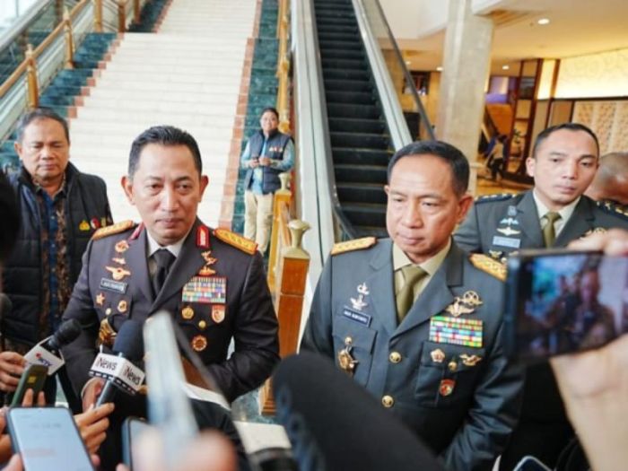 Kapolri Jenderal Pol Listyo Sigit Prabowo memberikan keterangan pers bersama Panglima TNI Jenderal Agus Subiyanto di Jakarta, Senin (27/11/2023) | source: Humas Polri