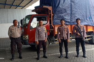 Petugas kepolisian melakukan penjagaan gudang KPU di kawasan Pergudangan Margomulyo, Surabaya | dok/foto: Polrestabes Surabaya