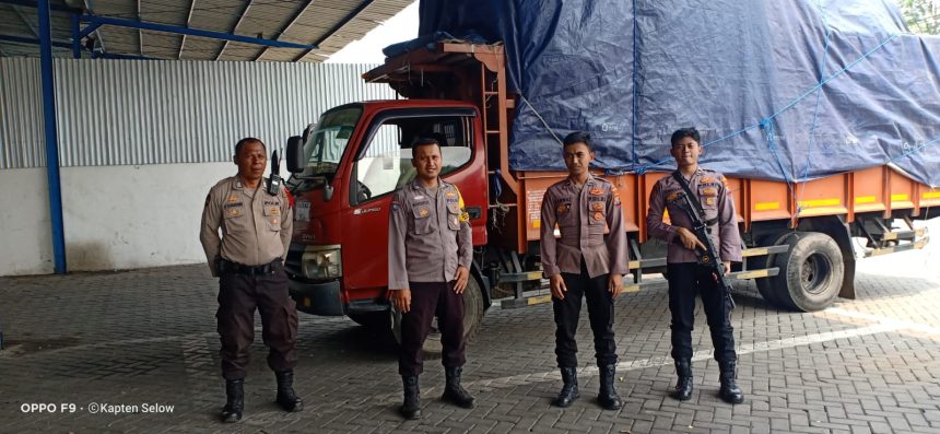 Petugas kepolisian melakukan penjagaan gudang KPU di kawasan Pergudangan Margomulyo, Surabaya | dok/foto: Polrestabes Surabaya