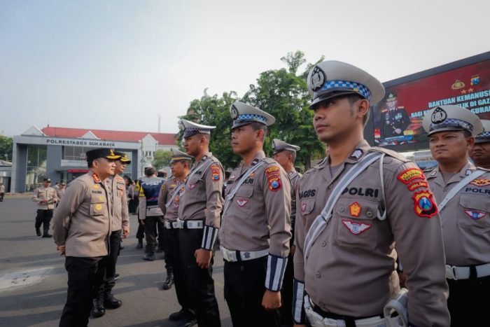 Pemberangkatan bantuan kemanusiaan untuk korban konflik Gaza Palestina, di halaman Mapolrestabes Surabaya, Senin (27/11/2023) | dok/foto: Hum/Jk