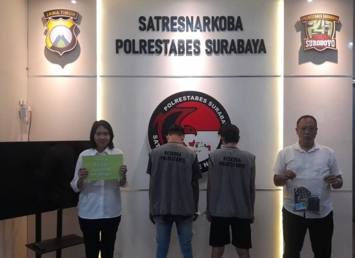 Dua pelaku tindak pidana penyalahgunaan narkoba saat diamankan di Mapolrestabes Surabaya | dok/foto: Istimewa/Jk