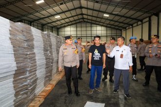 Kapolrestabes Surabaya, Kombes Pol Pasma Royce saat melakukan pengecekan ke Gudang Logistik Pemilu | dok/foto: Hms/Jk