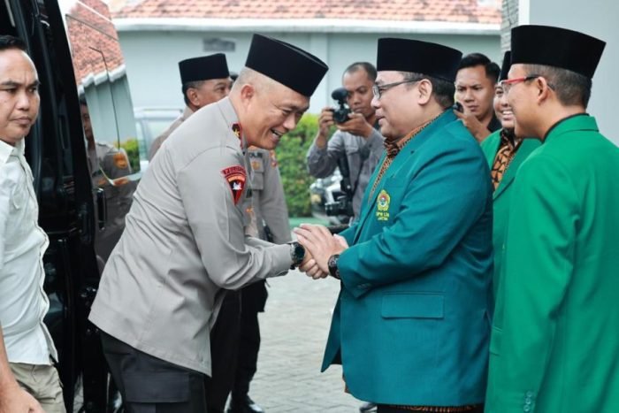 Kapolda Jawa Timur, Irjen Pol Imam Sugianto, saat bersilaturahmi ke Kantor DPW LDII Jatim, Selasa, 28 November 2023 | dok/foto: Hum/Jk
