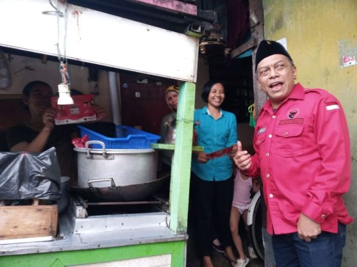 Legislator PDI Perjuangan, Anas Karno saat blusukan ke kampung padat penduduk di Surabaya, Selasa (28/11/2023) | dok/foto: Istimewa