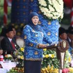Gubernur Jawa Timur Khofifah Indar Parawansa memimpin upacara HUT ke-52 Korpri di Gedung Negara Grahadi, Surabaya, Rabu (29/11/2023) | Source: Kominfo Jatim