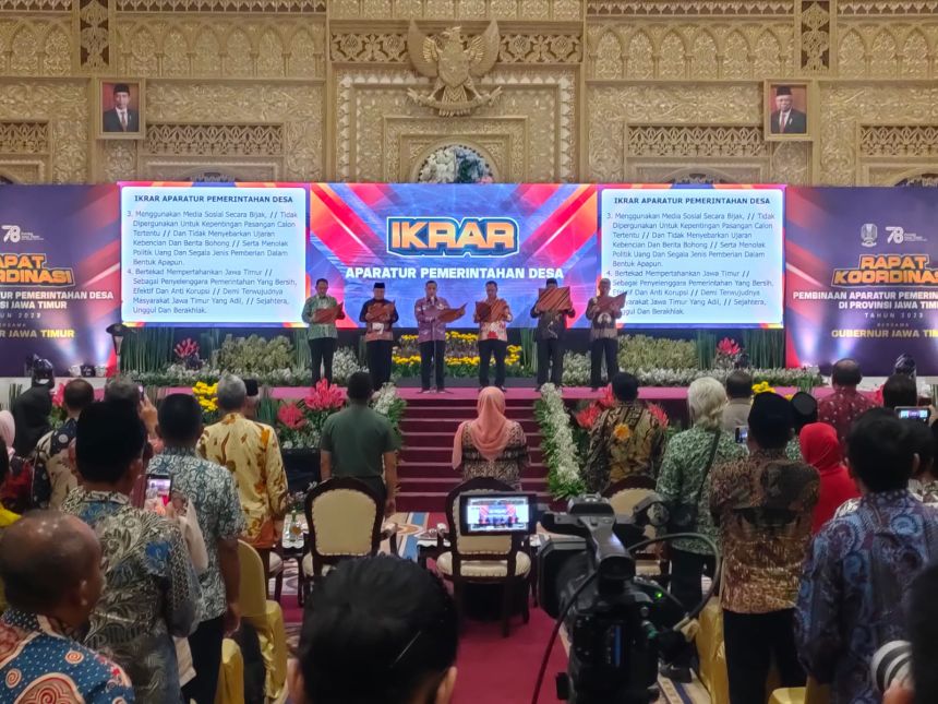 Launching aplikasi Sibermata Desa versi 2.0 dan ikrar aparatur pemerintah desa di Graha Unesa Surabaya, Kamis (30/11/2023) | dok/foto: Dimas AP/Bicaraindonesia.id