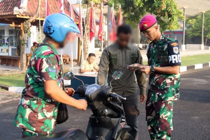 Pemeriksaan surat-surat kendaraan di Batalyon Intai Amfibi 2 Marinir | dok/foto: Dispen Kormar