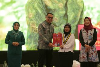 Prosesi wisuda peserta Sekolah Anak Orang Tua Hebat di Graha Universitas Surabaya (Unesa), Selasa (31/10/2023) | dok/foto: Pemkot Surabaya