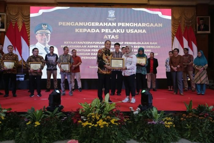 Wali Kota Eri Cahyadi menyerahkan penghargaan kepada 16 pelaku usaha di Graha Sawunggaling, Kantor Pemkot Surabaya, Jumat (24/11/2023) | dok/foto: Pemkot Surabaya
