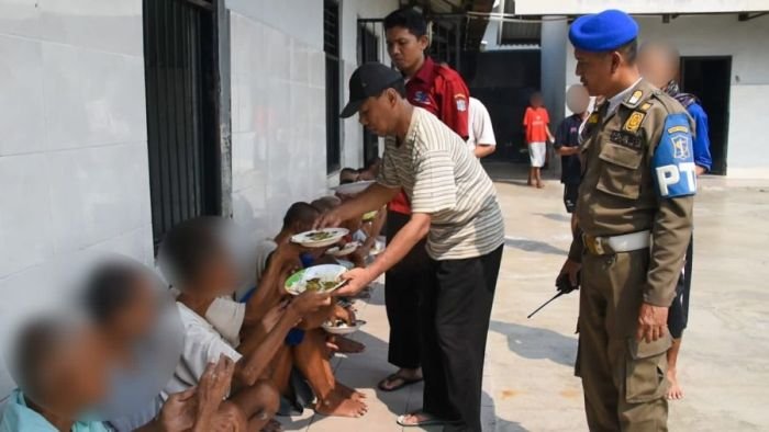 Pengemis viral AB saat menjalani pembinaan di Liponsos Keputih Kota Surabaya, Minggu (26/11/2023) | dok/foto: Pemkot Surabaya