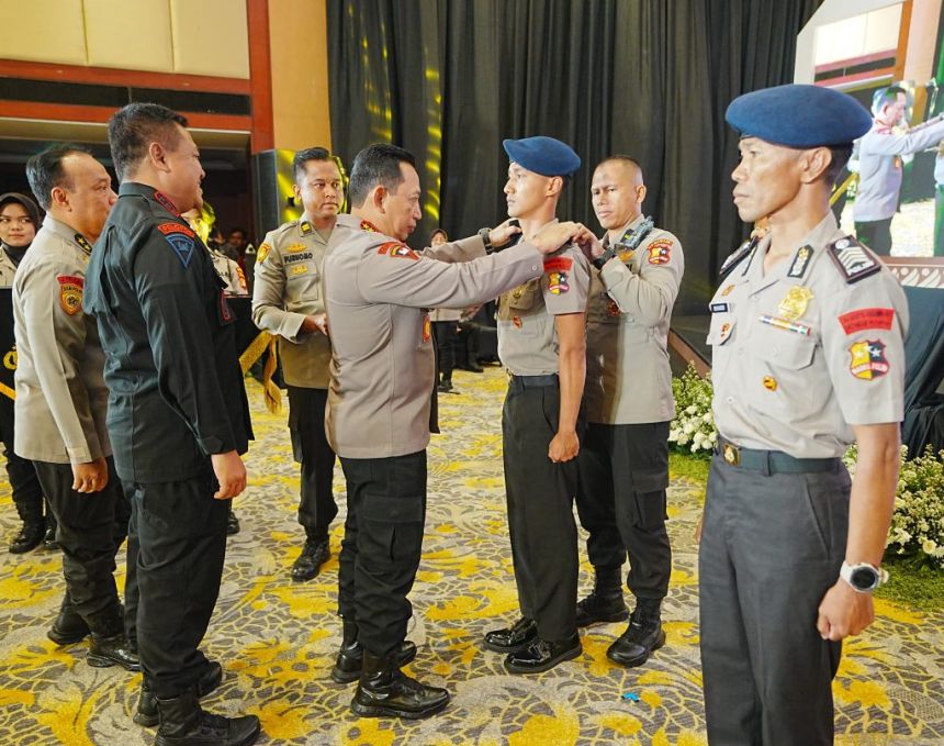 Kapolri Jenderal Listyo Sigit Prabowo memberikan penghargaan kepada perwakilan personel Satgas Ops Damai Cartenz 2023 | dok/foto: Humas Polri