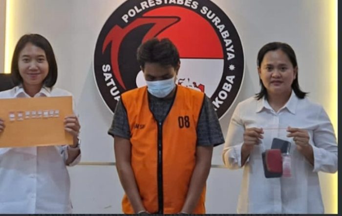 Tersangka MY saat diamankan di Mapolrestabes Surabaya | dok/foto: Ist/Jk
