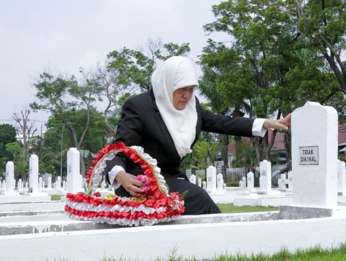 Wakil Ketua DPRD Surabaya Reni Astuti melakukan tabur bunga di salah satu makam pahlawan tanpa nama | dok/foto: Istimewa