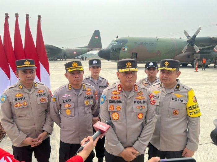 Kadiv Hubinter Polri Irjen Pol Krishna Murti memberikan keterangan pers di Bandara Halim Perdanakusuma, Sabtu (4/11/2023) | dok/foto: Polri
