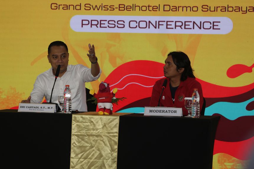 Wali Kota Eri Cahyadi (kiri) saat menggelar konferensi pers terkait pelaksanaan Piala Dunia U17 di Surabaya, Kamis (23/11/2023) | dok/foto: Pemkot Surabaya