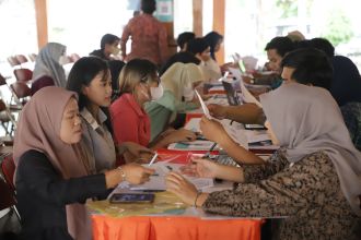 Mahasiswa melakukan daftar ulang beasiswa pemuda tangguh di Gedung Nasional Indonesia (GNI), Surabaya pada Kamis (7/9/2023) | dok/foto: Istimewa