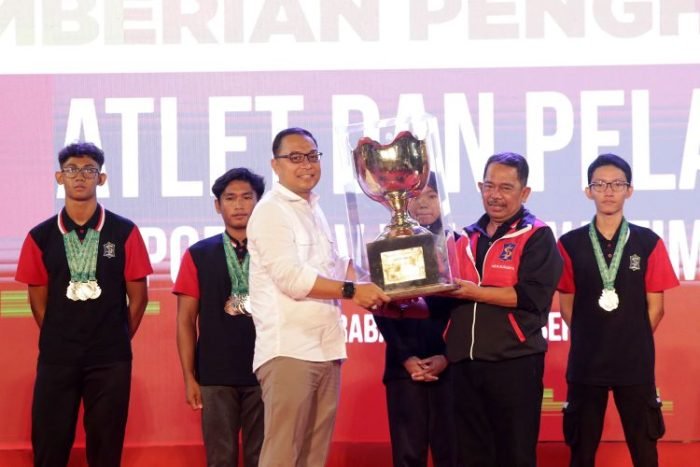 Acara penyerahan penghargaan bagi atlet berprestasi Porprov Jatim 2023 yang digelar di Taman Surya Balai Kota Surabaya, Senin, (6/11/2023) malam.