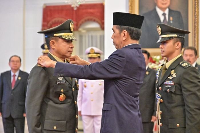 Presiden Joko Widodo melantik Jenderal TNI Agus Subiyanto sebagai Panglima TNI di Istana Negara, Jakarta, Rabu (22/11/2023) | dok/foto: BPMI Setpres