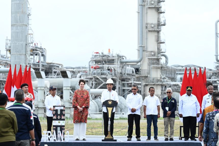 Presiden Joko Widodo meresmikan PSN Tangguh Train 3, di Teluk Bintuni, Papua Barat, Jumat (24/11/2023) | dok/foto: BPMI Setpres