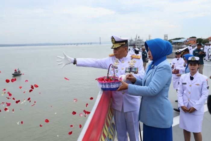 Pangkoarmada II Pimpin Upacara Tabur Bunga memperingati Hari Armada RI 2023 | dok/foto: Dispen Koarmada II