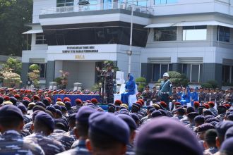 Pangkoarmada II Laksda TNI Yayan Sofiyan, menggelar exit briefing yang dikemas dalam Apel Khusus di Koarmada II, Ujung Surabaya, Jumat (15/12/2023) | dok/foto: Dispen Koarmada II