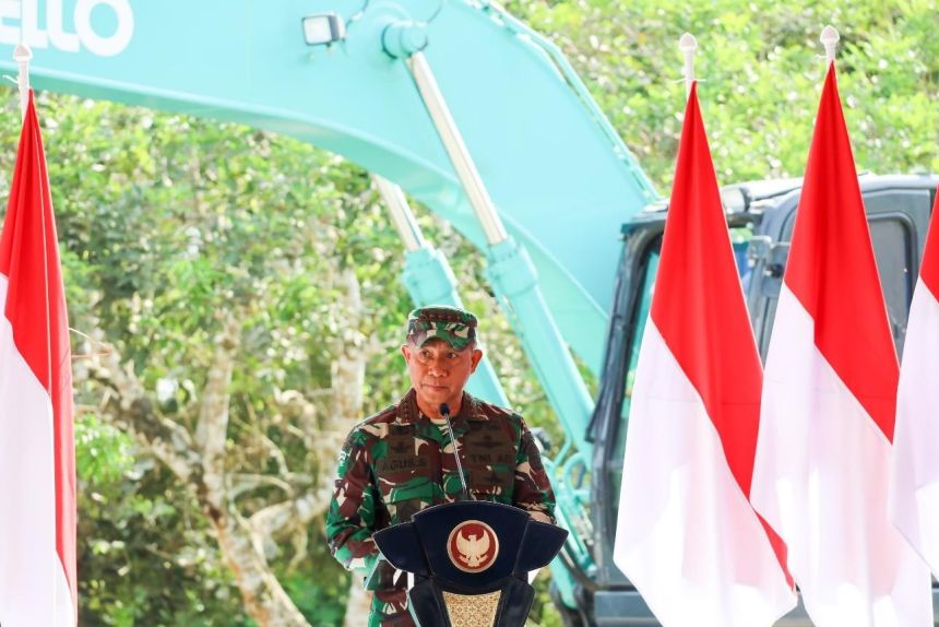 Panglima TNI Jenderal Agus Subiyanto saat melaksanakan ground breaking Kodim Ibu Kota Nusantara (IKN), Kamis (21/12/2023) | dok/foto: Hum/OIKN