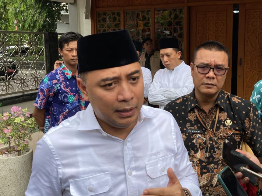 Wali Kota Surabaya, Eri Cahyadi saat memberikan keterangan kepada awak media di Surabaya, Jumat (1/12/2023) | dok/foto: Istimewa